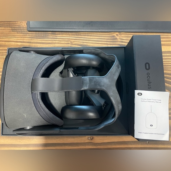 Oculus Quest 128 Gigabytes and Travel Case - Picture 6 of 11
